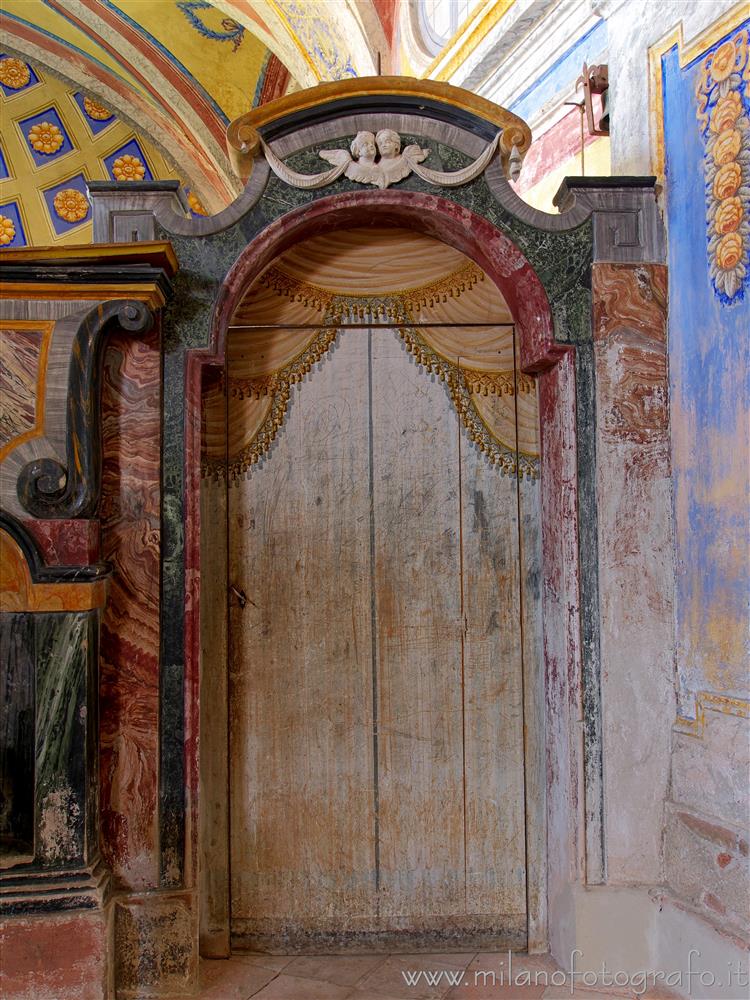 Candelo (Biella) - Porta in legno dipinto nella Cappella di Santa Marta nella Chiesa di Santa Maria Maggiore